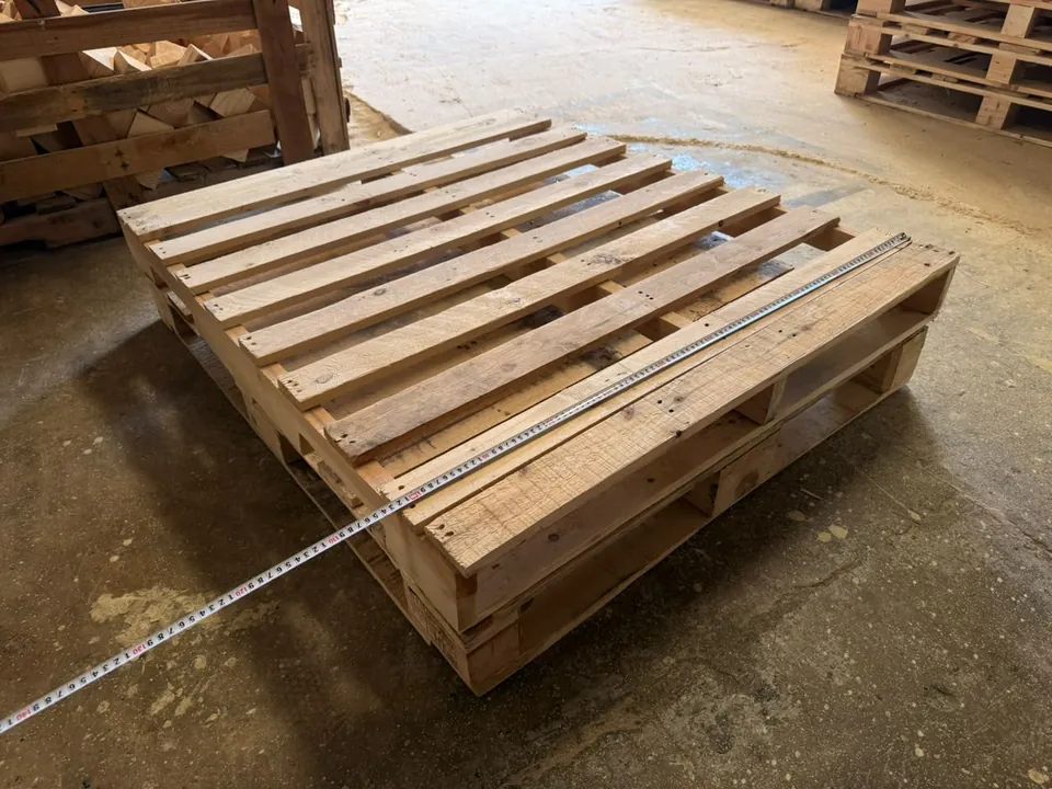 Tarimas de madera de barrote con saque en los largueros, en la planta de Tarimas Garo en Puebla