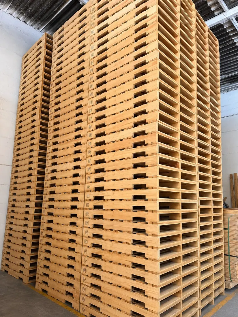 Torre de tarimas de madera nuevas de pino listas para entrega en Tarimas Garo, Puebla