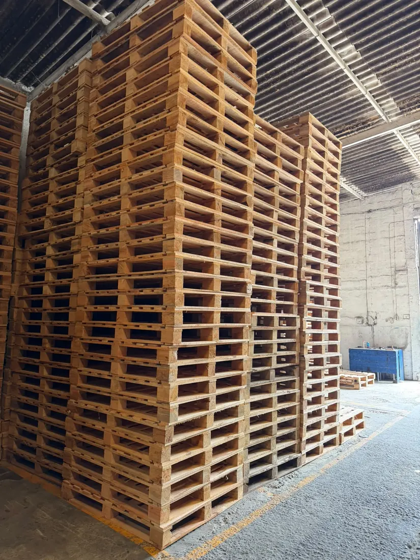 Torre de tarimas de madera recicladas en stock en la planta de Tarimas Garo en Puebla